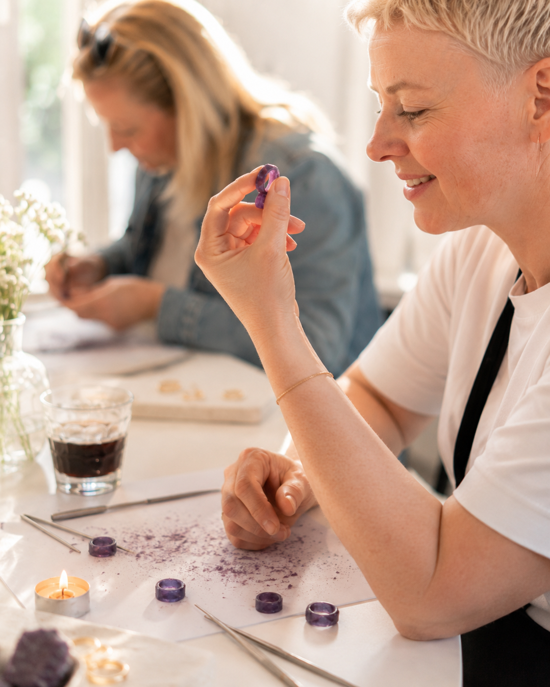 Účastnice workshopu s hotovým voskovým modelem
