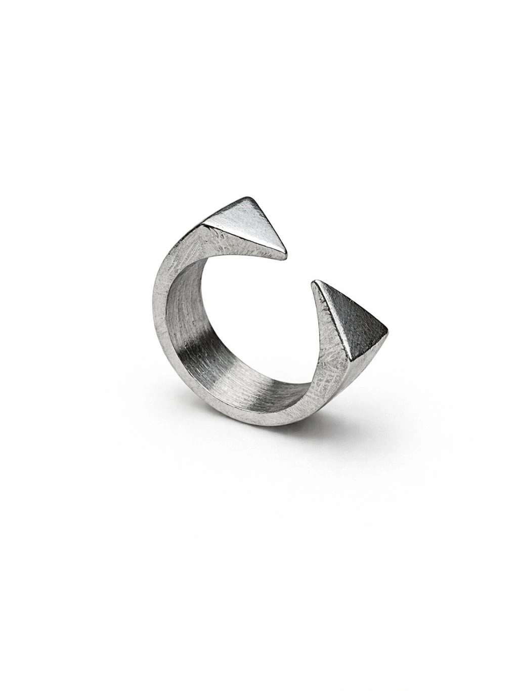 Stříbrný prsten s ostrými hroty – autorský šperk Dara Jewelry